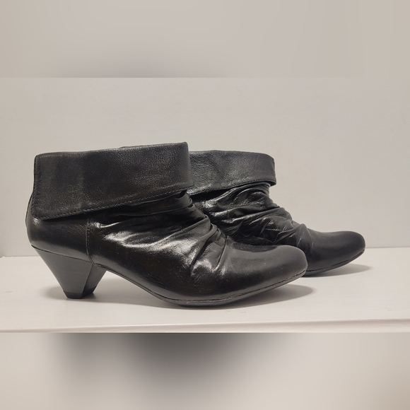 New, Genuine Leather Black Ankle Booties. Retro styled - Picture 4 of 10